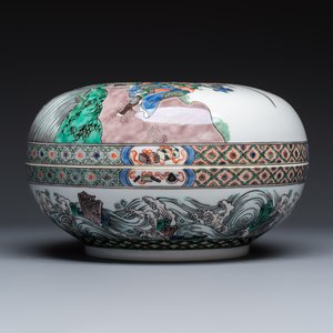 A Chinese famille verte 'Wei Zheng Slaying the Dragon 魏徵斬龍'covered box on a wooden stand — photo 4