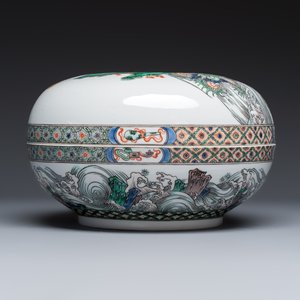 A Chinese famille verte 'Wei Zheng Slaying the Dragon 魏徵斬龍'covered box on a wooden stand — photo 6
