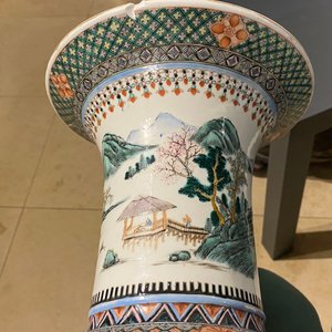 A Chinese famille verte 'yenyen' 'rice production' vase and a large blue and white 'peacock' dish, 19th C. — photo 15