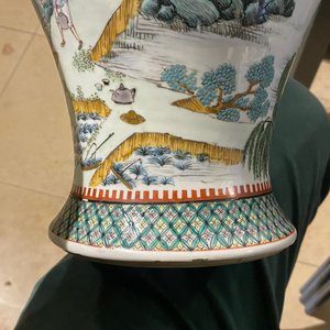 A Chinese famille verte 'yenyen' 'rice production' vase and a large blue and white 'peacock' dish, 19th C. — photo 23