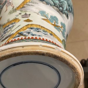 A Chinese famille verte 'yenyen' 'rice production' vase and a large blue and white 'peacock' dish, 19th C. — photo 24