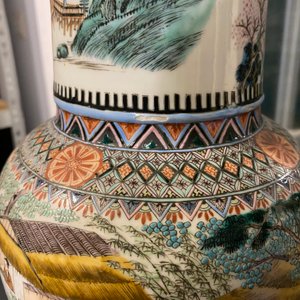 A Chinese famille verte 'yenyen' 'rice production' vase and a large blue and white 'peacock' dish, 19th C. — photo 26