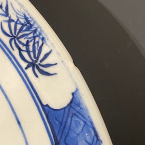A Chinese famille verte 'yenyen' 'rice production' vase and a large blue and white 'peacock' dish, 19th C. — photo 28