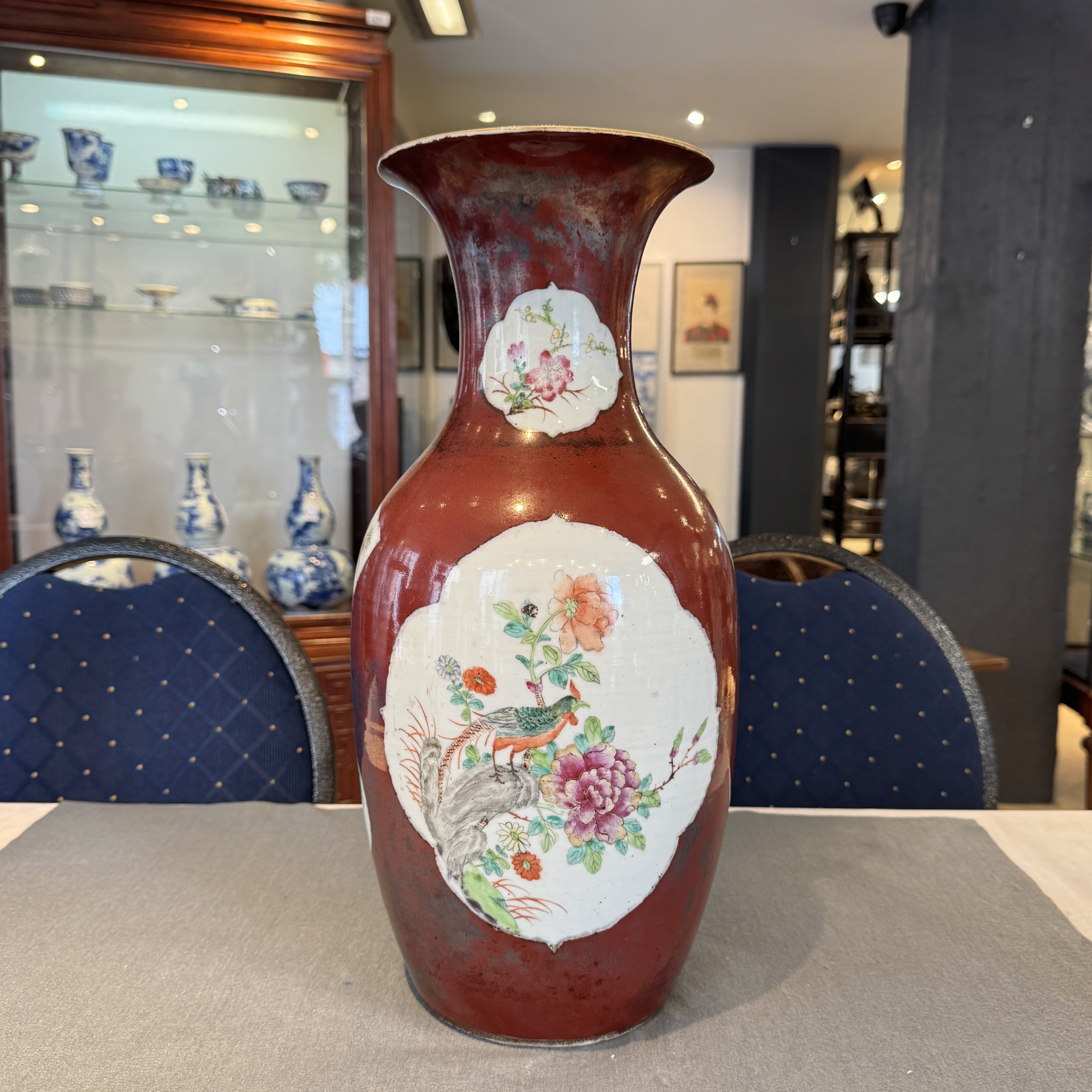 A Chinese famille verte 'Yenyen' vase and a famille rose red-ground vase — photo 4