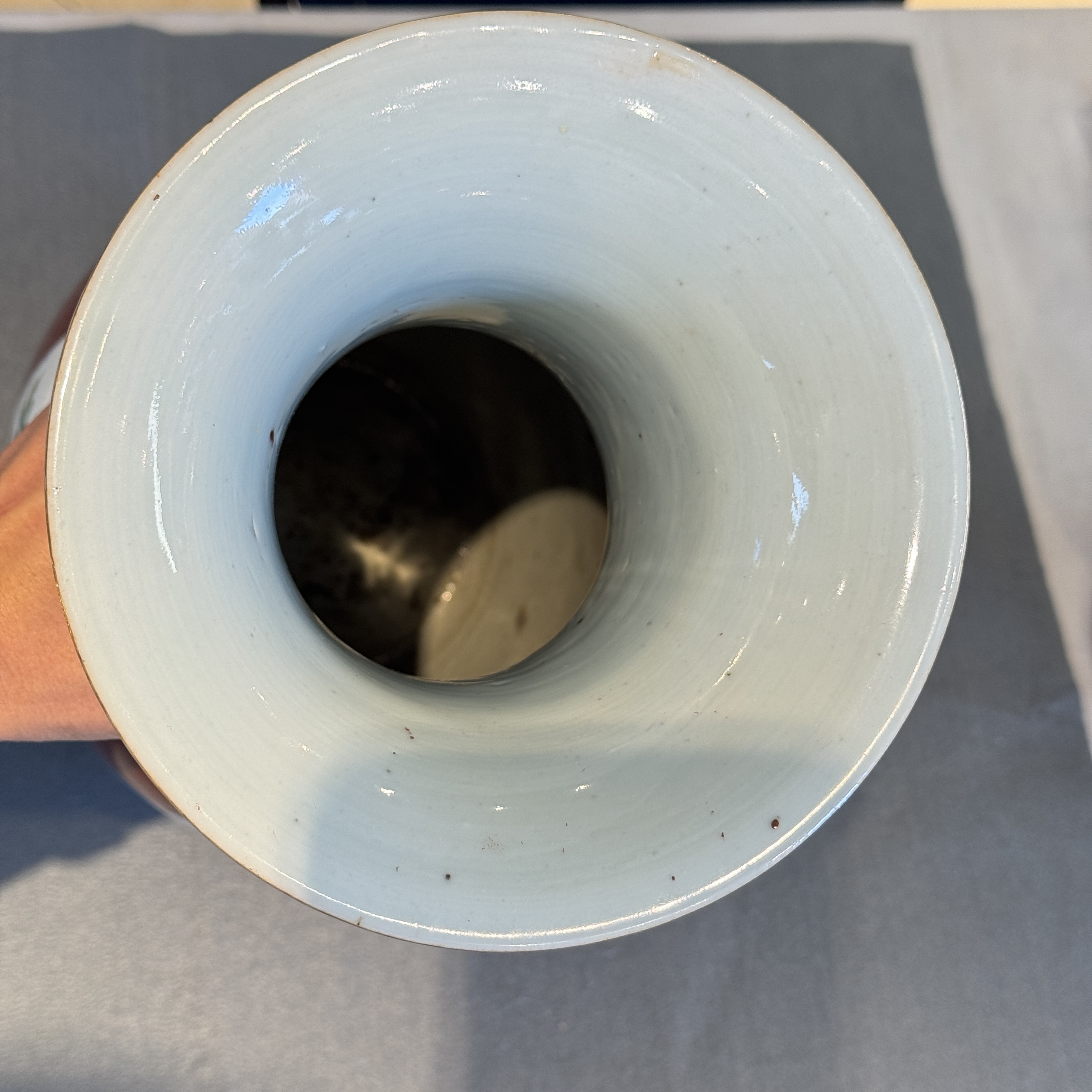 A Chinese famille verte 'Yenyen' vase and a famille rose red-ground vase — photo 5