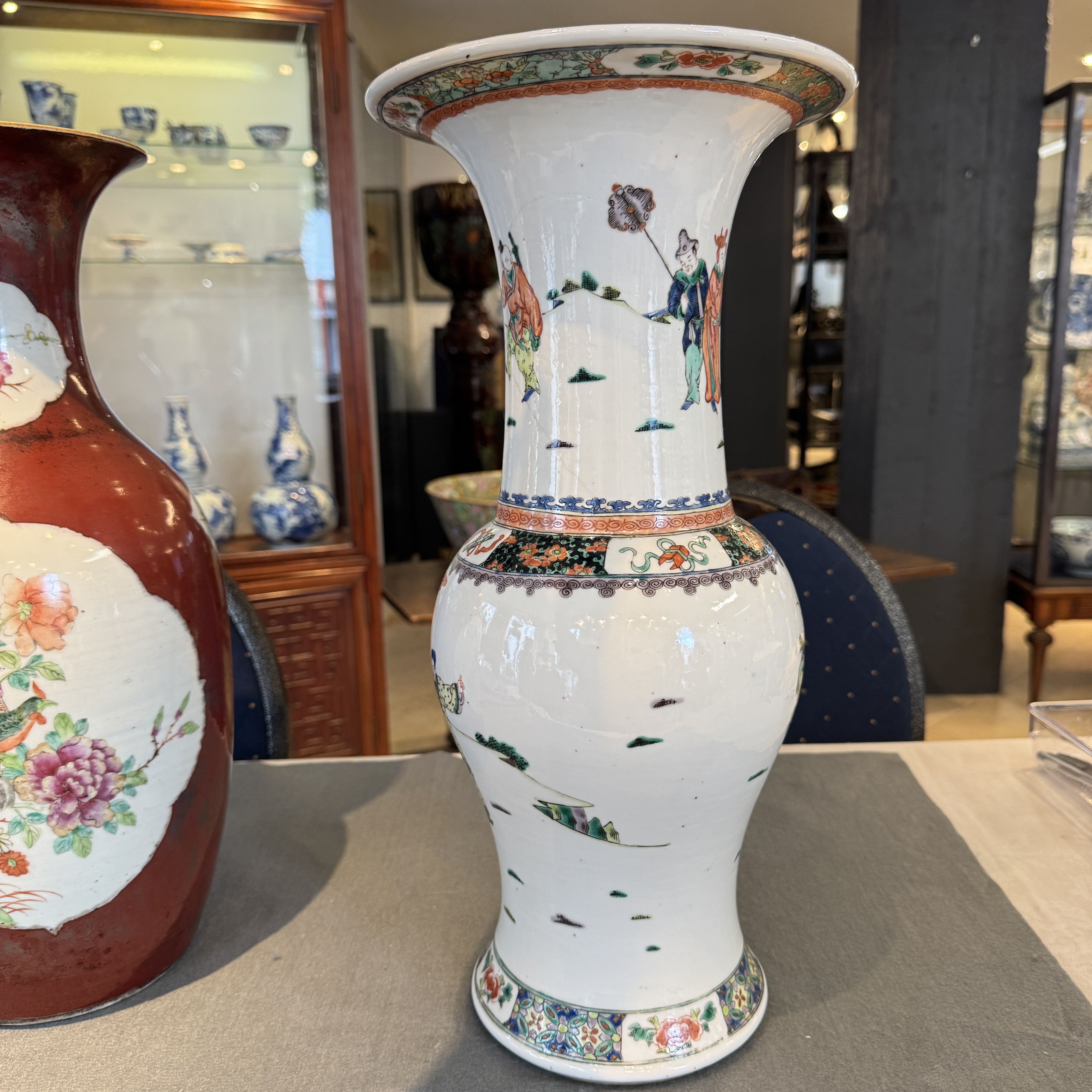 A Chinese famille verte 'Yenyen' vase and a famille rose red-ground vase — photo 11