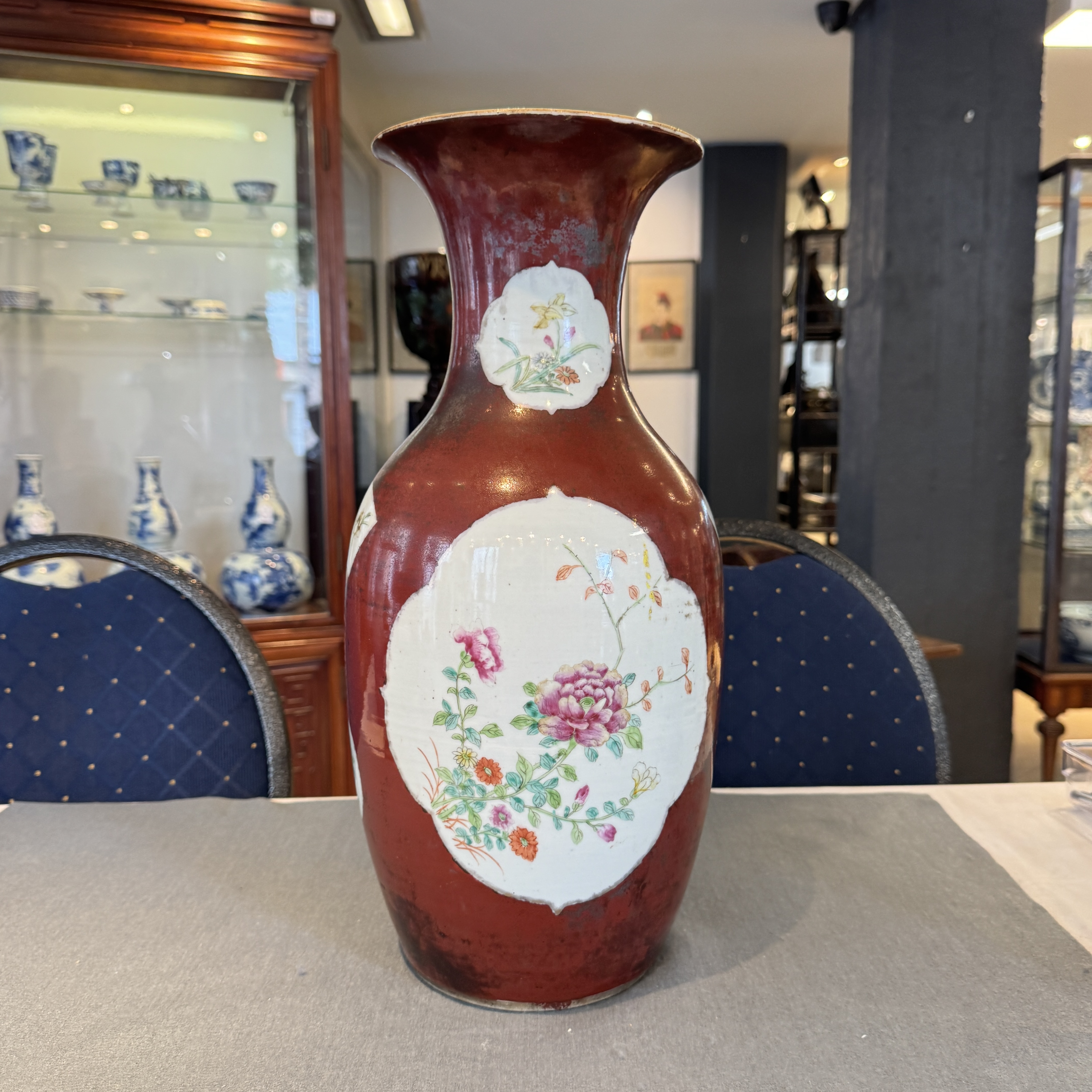 A Chinese famille verte 'Yenyen' vase and a famille rose red-ground vase — photo 2