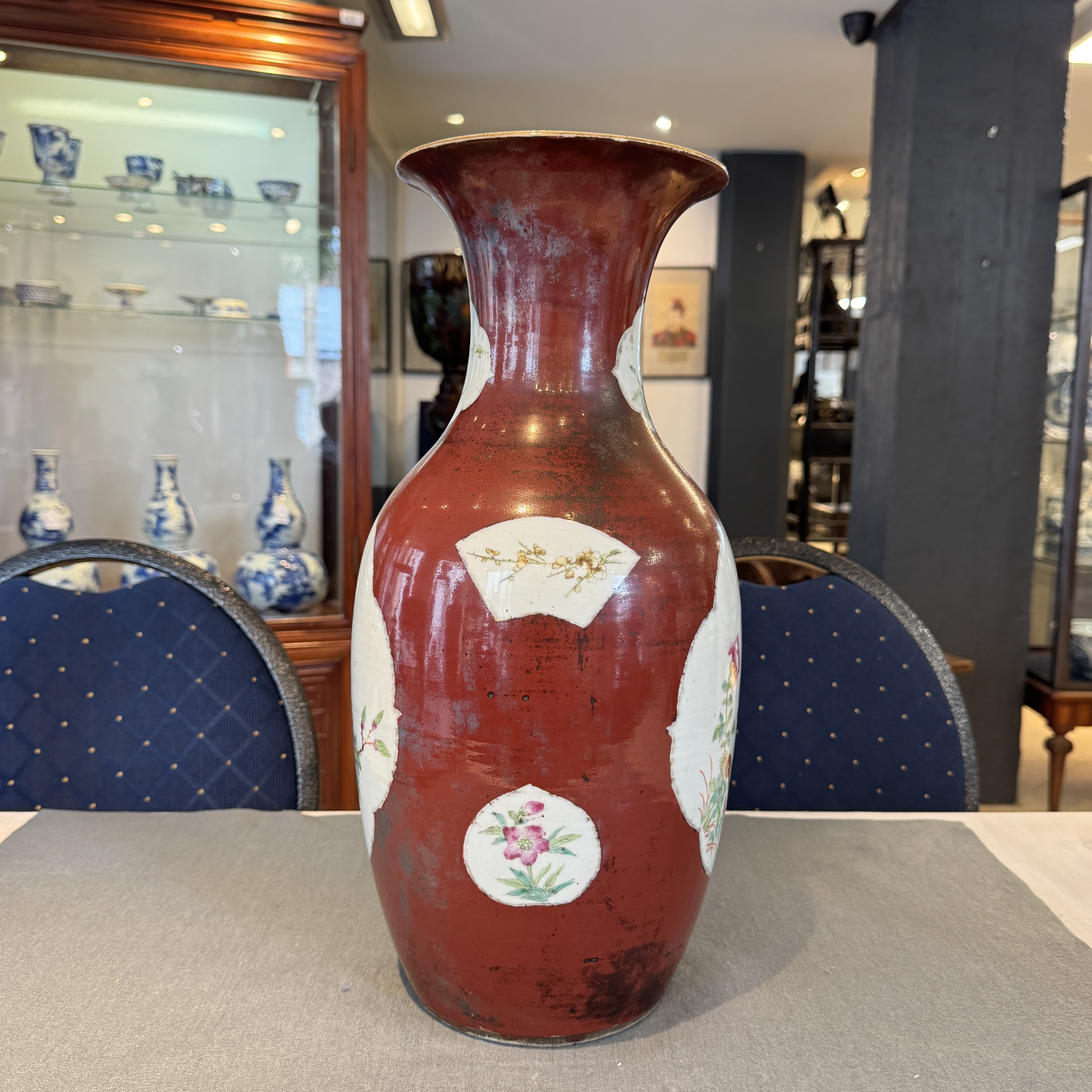A Chinese famille verte 'Yenyen' vase and a famille rose red-ground vase — photo 3