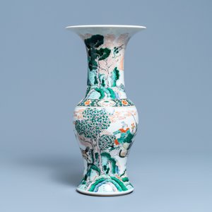 A Chinese famille verte yenyen vase with a soldier scene, 19th C. — photo 3