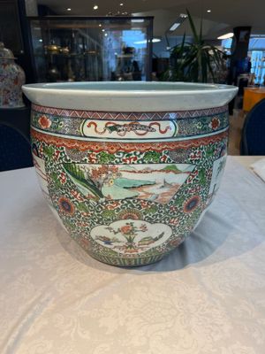 A Chinese famille verte 'Zhu Lin Qi Xian 竹林七賢' and 'Xi Xiang Ji' fish bowl or jardinière, 19th C. — photo 2