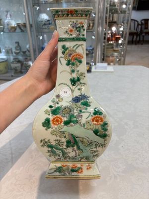 A Chinese famille verte 'zun' vase with floral design, 19th C. — photo 1
