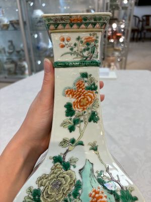 A Chinese famille verte 'zun' vase with floral design, 19th C. — photo 11