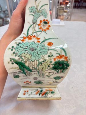 A Chinese famille verte 'zun' vase with floral design, 19th C. — photo 14