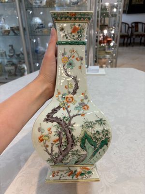 A Chinese famille verte 'zun' vase with floral design, 19th C. — photo 2