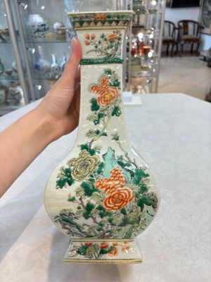 A Chinese famille verte 'zun' vase with floral design, 19th C. — photo 3