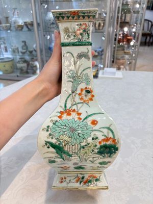 A Chinese famille verte 'zun' vase with floral design, 19th C. — photo 4
