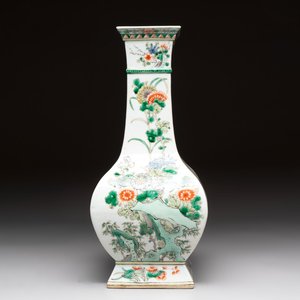 A Chinese famille verte 'zun' vase with floral design, 19th C. — photo 1
