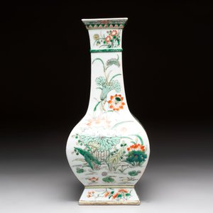 A Chinese famille verte 'zun' vase with floral design, 19th C. — photo 2