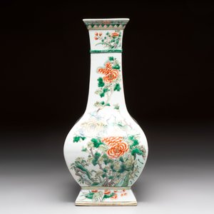A Chinese famille verte 'zun' vase with floral design, 19th C. — photo 4