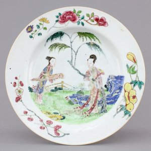 A Chinese famillle rose porcelain plate with ladies in a garden with a qin, Yongzheng, 1722-1735 — photo 1