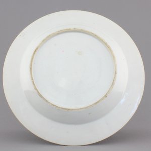 A Chinese famillle rose porcelain plate with ladies in a garden with a qin, Yongzheng, 1722-1735 — photo 2
