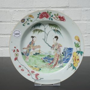A Chinese famillle rose porcelain plate with ladies in a garden with a qin, Yongzheng, 1722-1735 — photo 4
