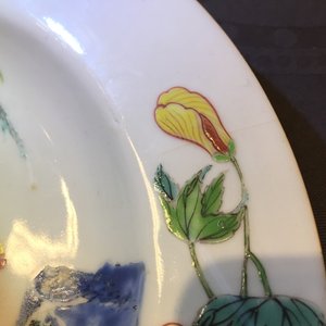 A Chinese famillle rose porcelain plate with ladies in a garden with a qin, Yongzheng, 1722-1735 — photo 5
