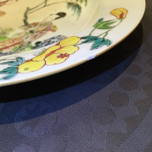 A Chinese famillle rose porcelain plate with ladies in a garden with a qin, Yongzheng, 1722-1735 — photo 6