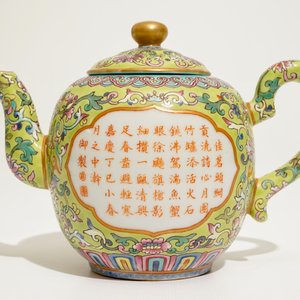 A Chinese famlile rose teapot with calligraphy design, Jiaqing mark, 19/20th C. — 照片 2
