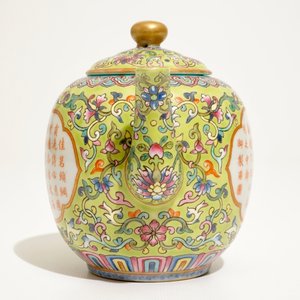 A Chinese famlile rose teapot with calligraphy design, Jiaqing mark, 19/20th C. — 照片 3