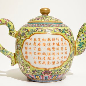A Chinese famlile rose teapot with calligraphy design, Jiaqing mark, 19/20th C. — 照片 4