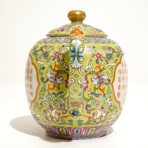 A Chinese famlile rose teapot with calligraphy design, Jiaqing mark, 19/20th C. — 照片 5