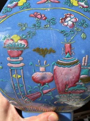 A Chinese 'fanghu' vase with overglaze famille rose enamels on a blue ground, Guangxu mark and of the period — 照片 11