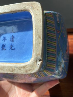 A Chinese 'fanghu' vase with overglaze famille rose enamels on a blue ground, Guangxu mark and of the period — 照片 7