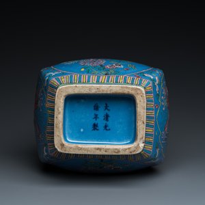 A Chinese 'fanghu' vase with overglaze famille rose enamels on a blue ground, Guangxu mark and of the period — 照片 7