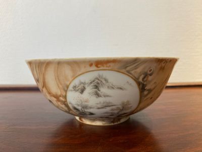 A Chinese faux-bois bowl with grisaille medallions, Qianlong mark, Republic — 照片 1