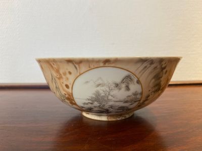 A Chinese faux-bois bowl with grisaille medallions, Qianlong mark, Republic — 照片 2