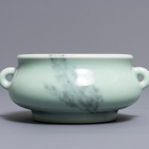 A Chinese faux-marble censer, Qianlong mark, 19/20th C. — 照片 1
