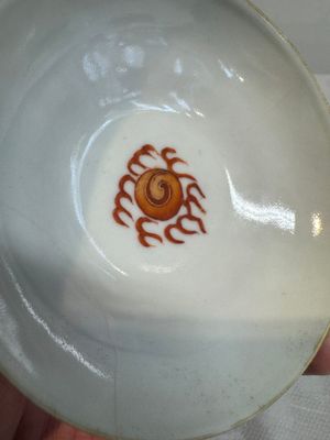 A Chinese fencai gilt-decorated 'dragons on waves' bowl and cover, Jiaqing mark, 19th C. — foto 11
