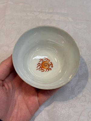 A Chinese fencai gilt-decorated 'dragons on waves' bowl and cover, Jiaqing mark, 19th C. — foto 24