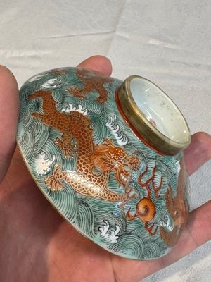 A Chinese fencai gilt-decorated 'dragons on waves' bowl and cover, Jiaqing mark, 19th C. — foto 4