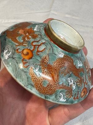 A Chinese fencai gilt-decorated 'dragons on waves' bowl and cover, Jiaqing mark, 19th C. — foto 5