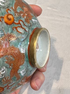 A Chinese fencai gilt-decorated 'dragons on waves' bowl and cover, Jiaqing mark, 19th C. — foto 9