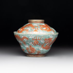 A Chinese fencai gilt-decorated 'dragons on waves' bowl and cover, Jiaqing mark, 19th C. — foto 1