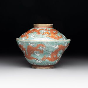 A Chinese fencai gilt-decorated 'dragons on waves' bowl and cover, Jiaqing mark, 19th C. — foto 2