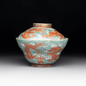 A Chinese fencai gilt-decorated 'dragons on waves' bowl and cover, Jiaqing mark, 19th C. — foto 3