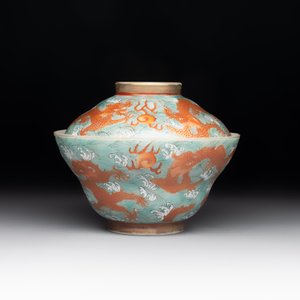 A Chinese fencai gilt-decorated 'dragons on waves' bowl and cover, Jiaqing mark, 19th C. — foto 4