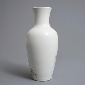 A Chinese fencai 'tiger' vase, Qianlong mark, 20th C. — photo 3