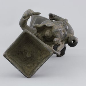 A Chinese figural bronze incense burner, 17/18th C. — foto 6