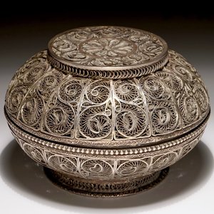 A Chinese filigree silver bowl and cover, 19th C. — 照片 1